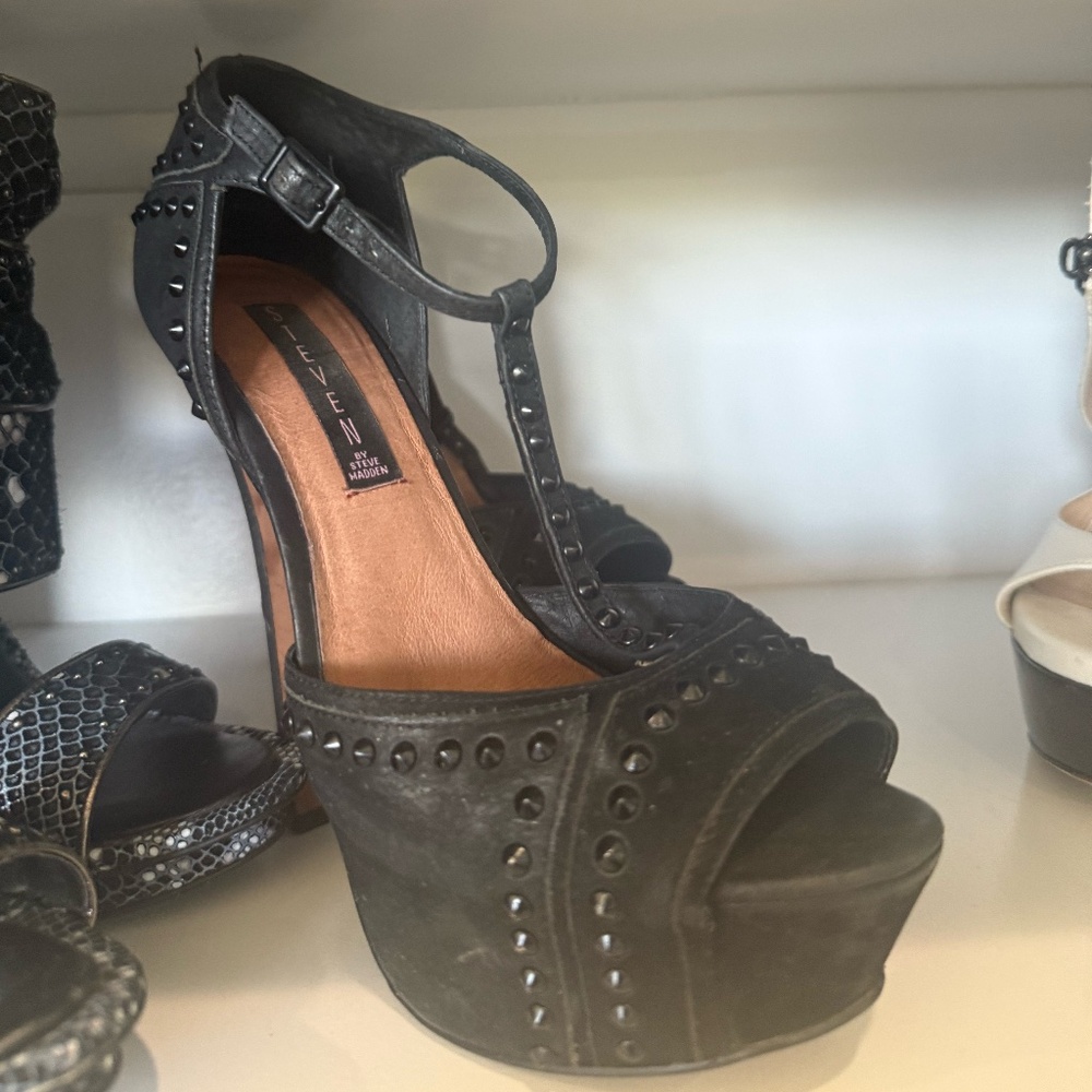 Black Pumps